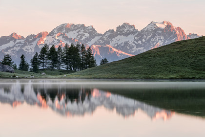 Reflets du matin au lac de Lauzet.