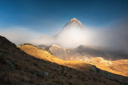 Le Pain de Sucre caréssé par la nebbia