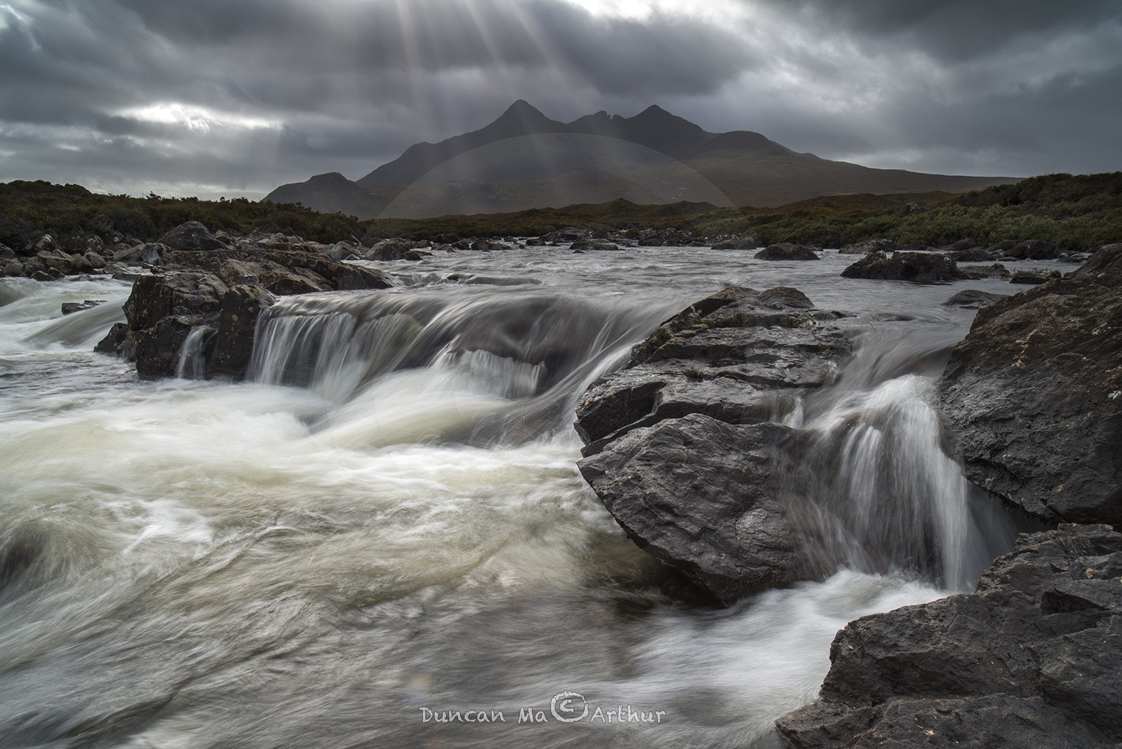 Eclaircie à l'écossaise sur la rivière Sligachan, île de Skye