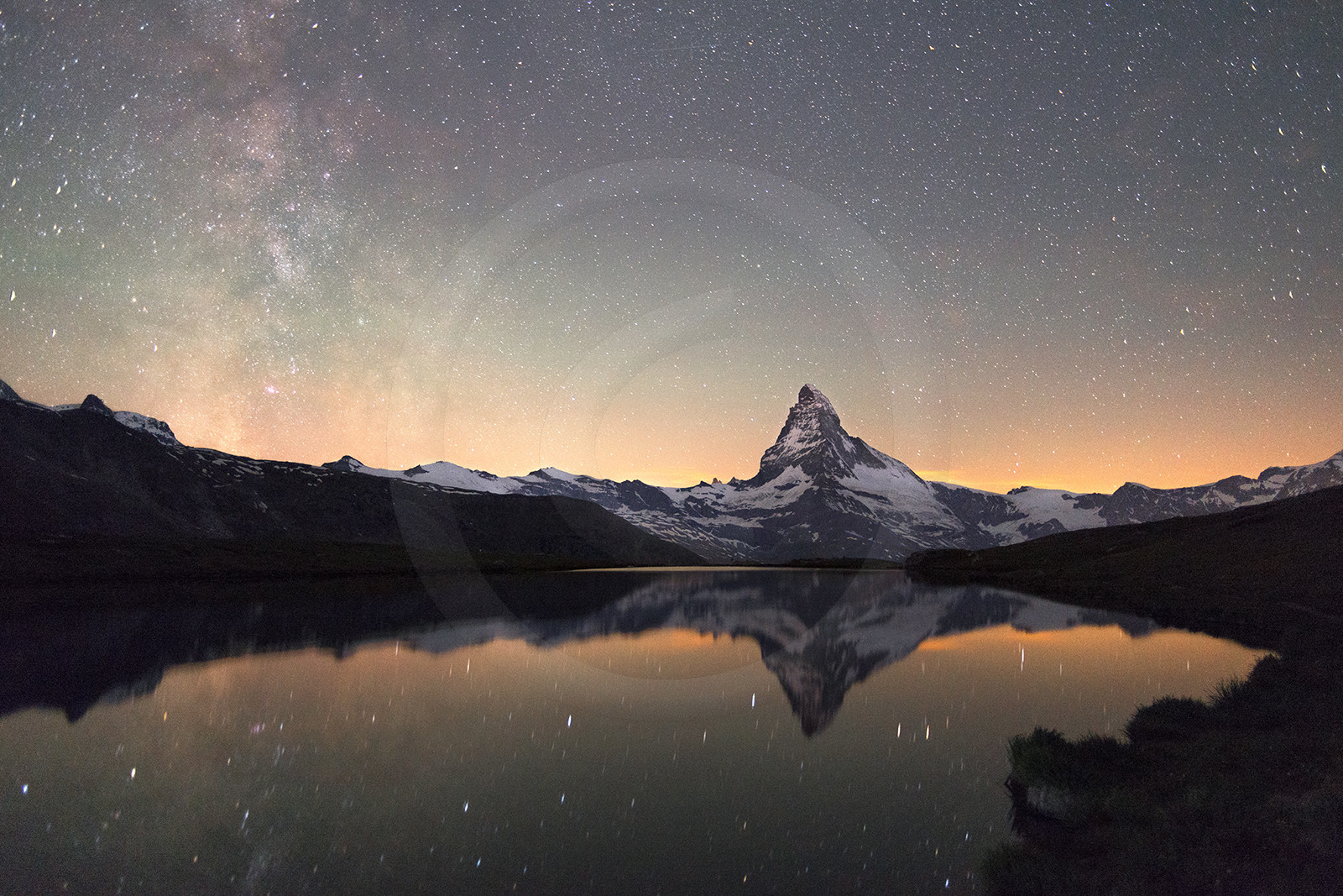 Le Cervin sous la voie lactée depuis le lac Stellisee en Suisse