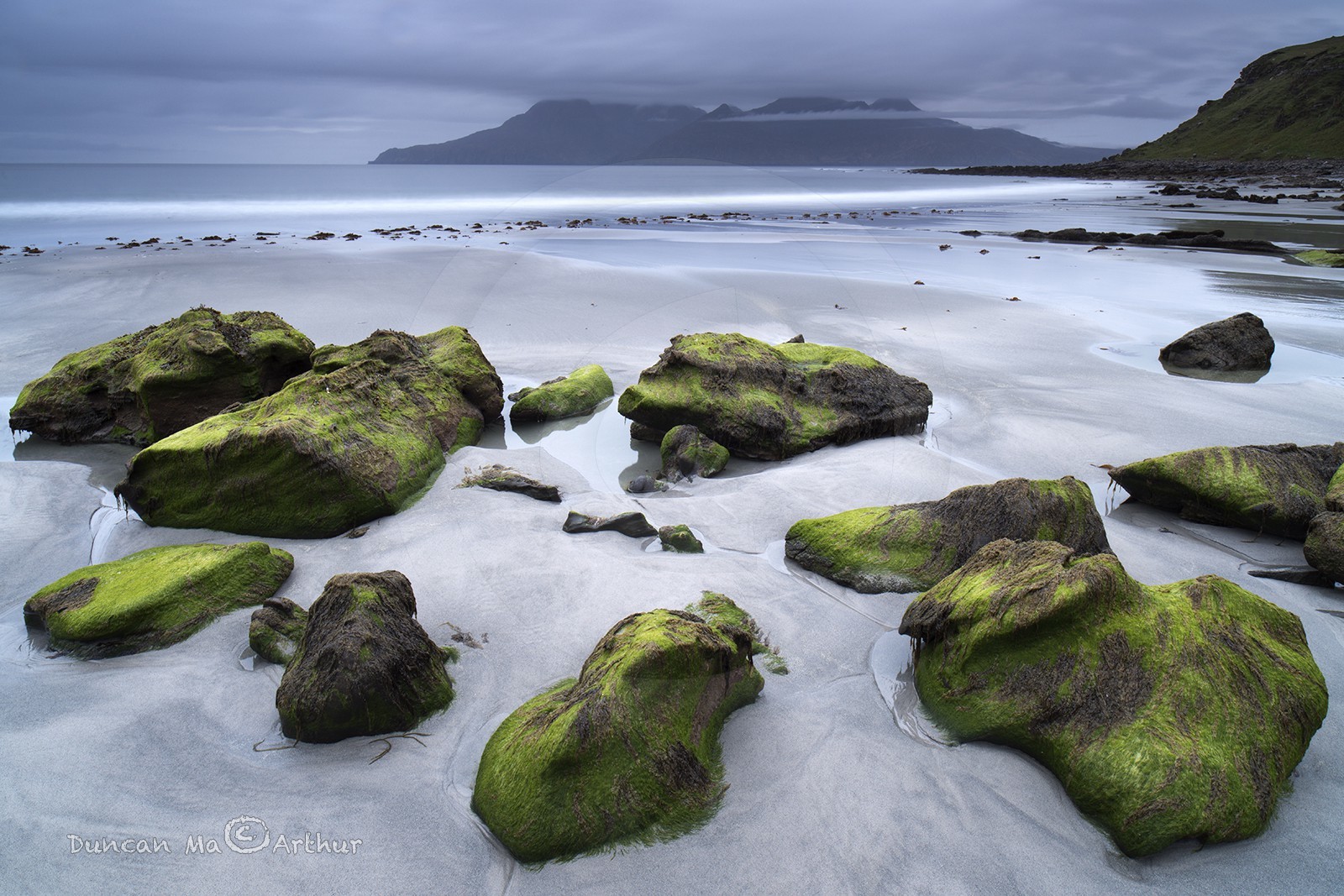 Les rochers de la plage des sables chantant, île d'Eigg
