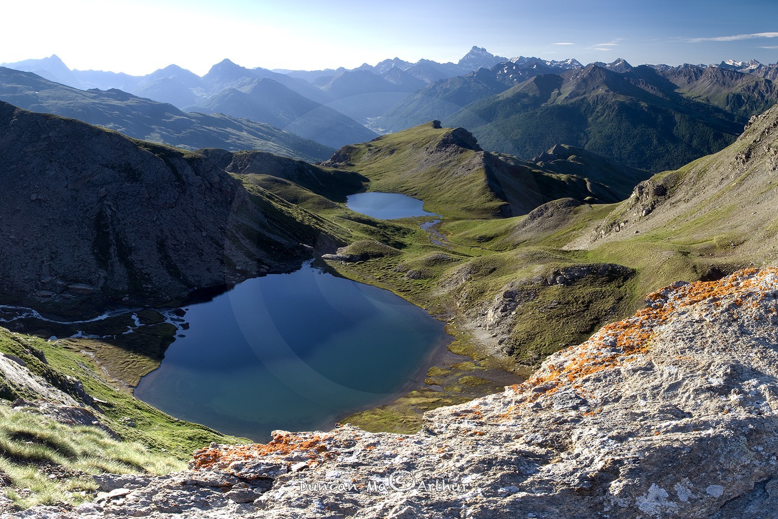 Les lacs de Malrif, le Mézan et le petit Laus, et le mont Viso au loin.