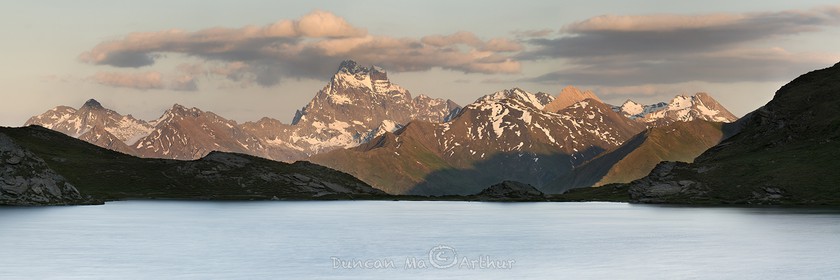 Le lac de Malrif du grand Laus avec vue sur le mont Viso et la chaine frontalière