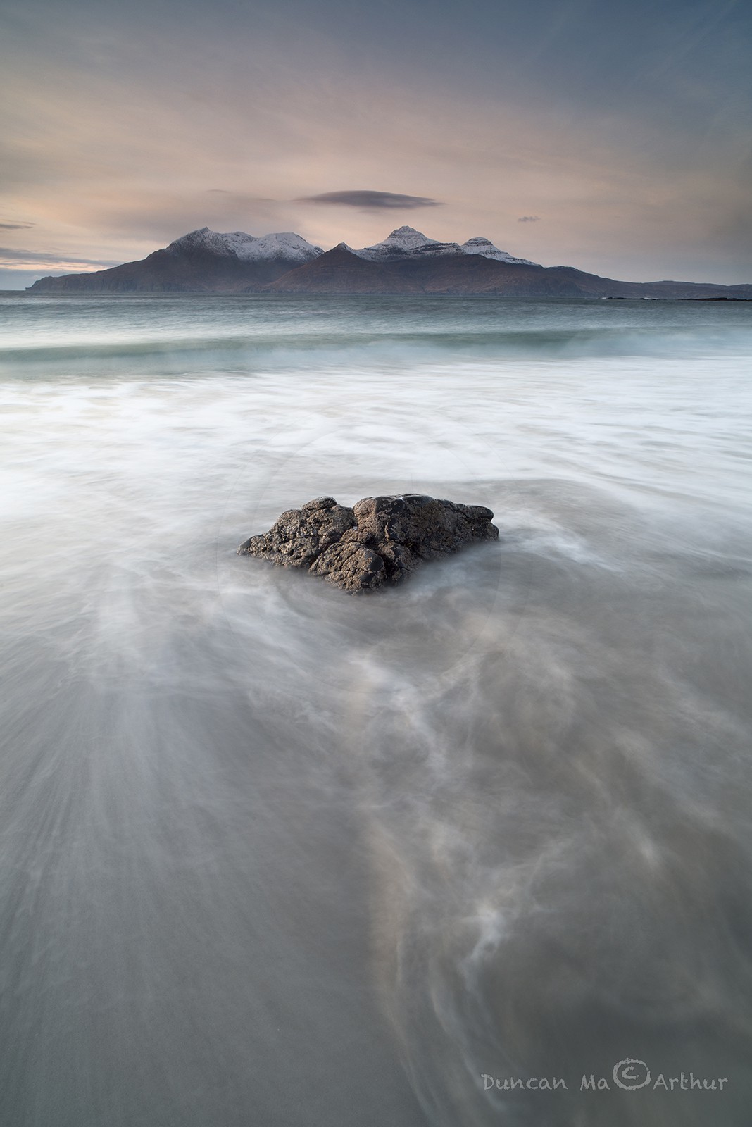 Vue sur l'île de Rum depuis l'île d'Eigg