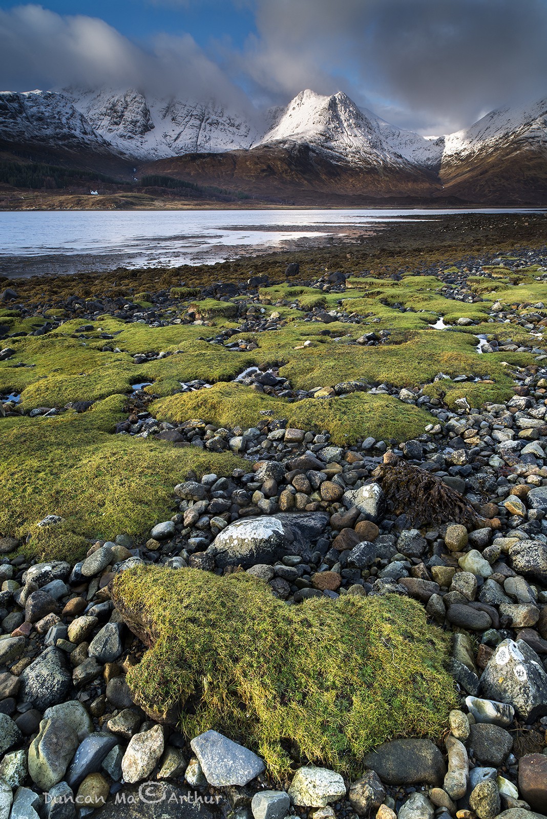 Loch Slapin et Bla Bheinn sous la neige, île de Skye