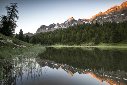 La lac Miroir et le pic des Heuvières au lever du jour