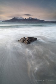 Vue sur l'île de Rum depuis l'île d'Eigg