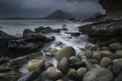 Les galets d'Elgol et pluie sur les Cuillins, île de Skye