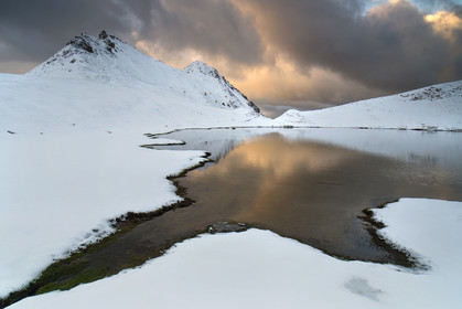 Le lac de Souliers sous la neige du mois de juin