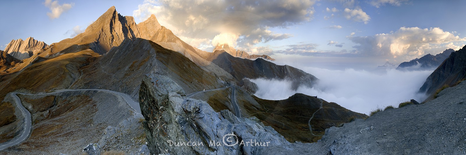 Le Col Agnel avec vue sur la Taillante, le Pain de Sucre, le pic d'Asti et le mont Viso et un panorama au dessus de la nebbia italienne