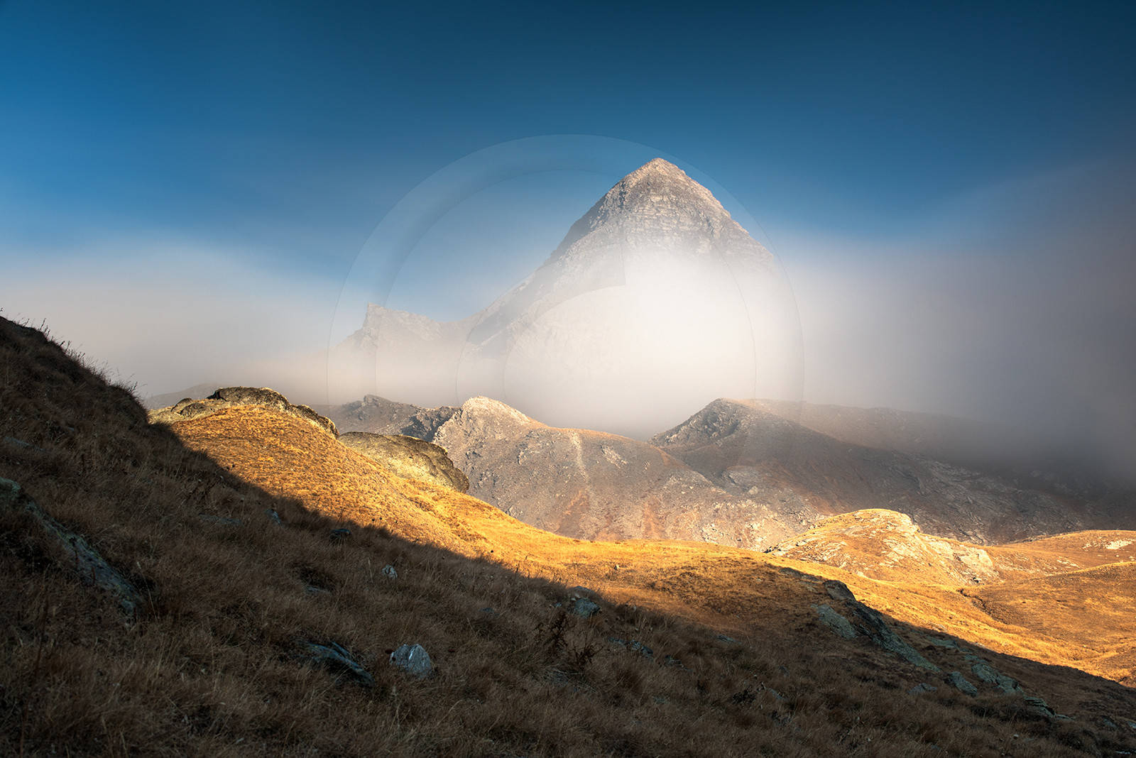 Le Pain de Sucre caréssé par la nebbia