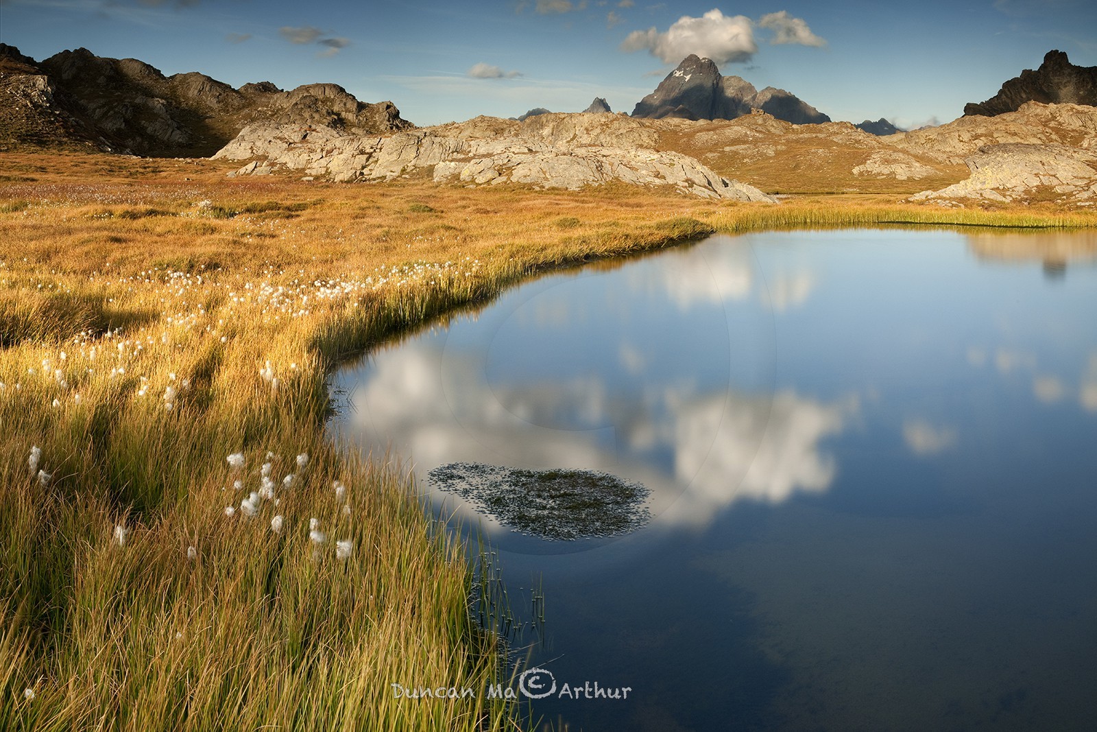 Lac de Longet (Haute Ubaye) et le mont Viso