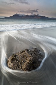 Vue sur l'île de Rum depuis l'île d'Eigg