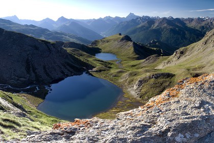 Les lacs de Malrif, le Mézan et le petit Laus, et le mont Viso au loin.