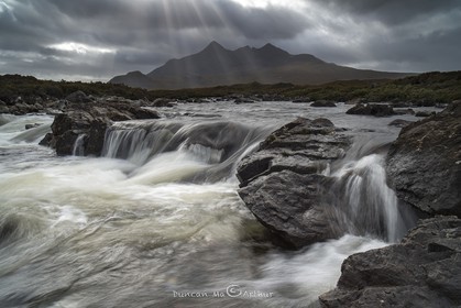 Eclaircie à l'écossaise sur la rivière Sligachan, île de Skye