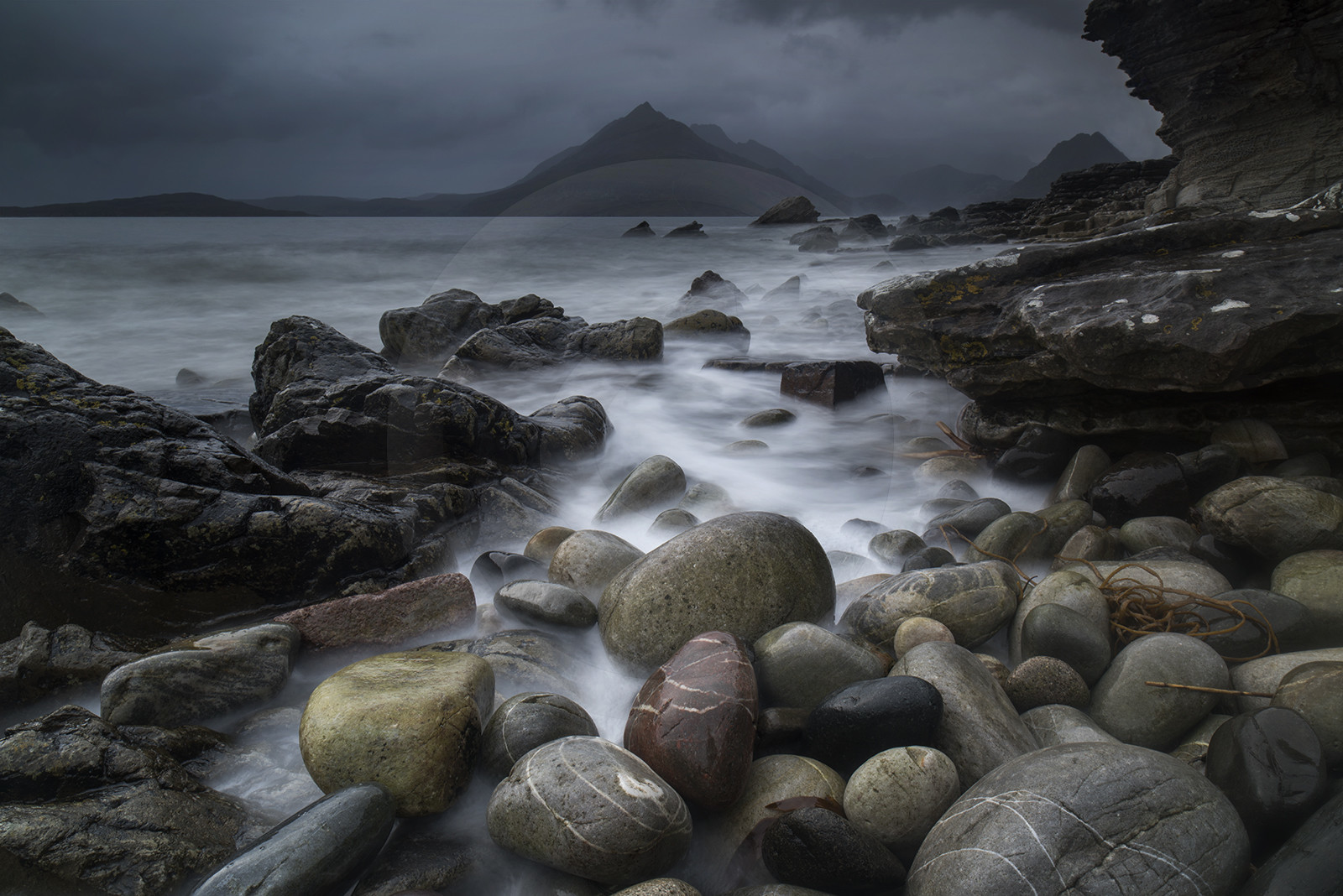 Les galets d'Elgol et pluie sur les Cuillins, île de Skye