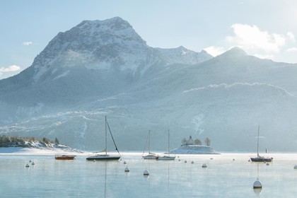 Brume sur Serre-Ponçon un lendemain de neige