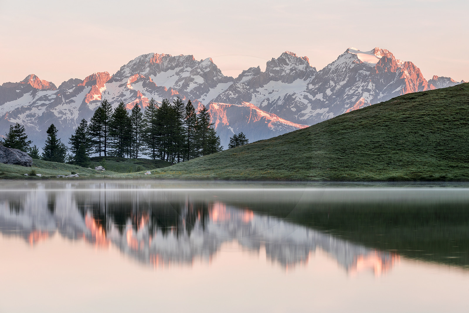 Reflets du matin au lac de Lauzet.