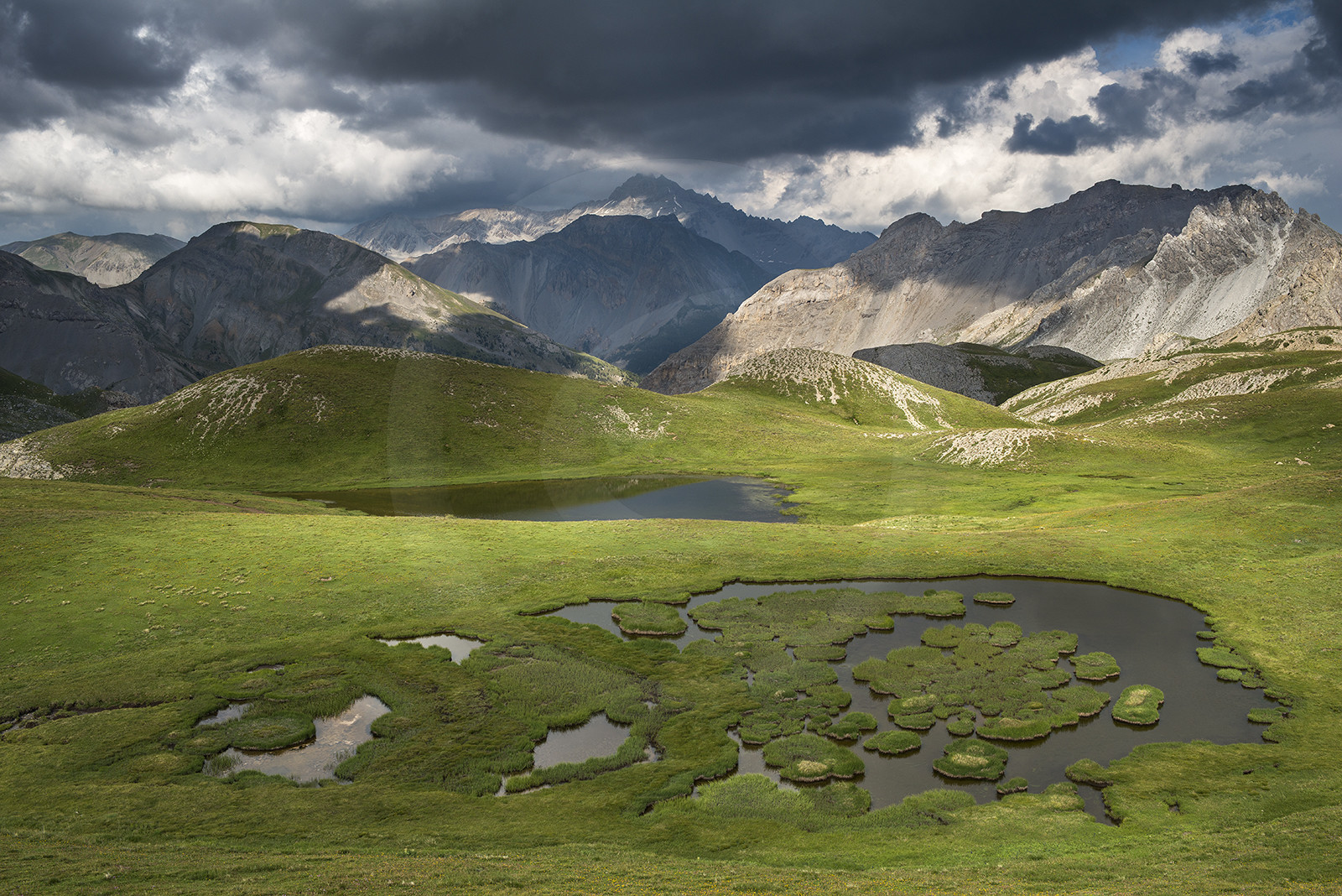 Le lac de Cogour au col Néal, au fond le pic de Rochebrune
