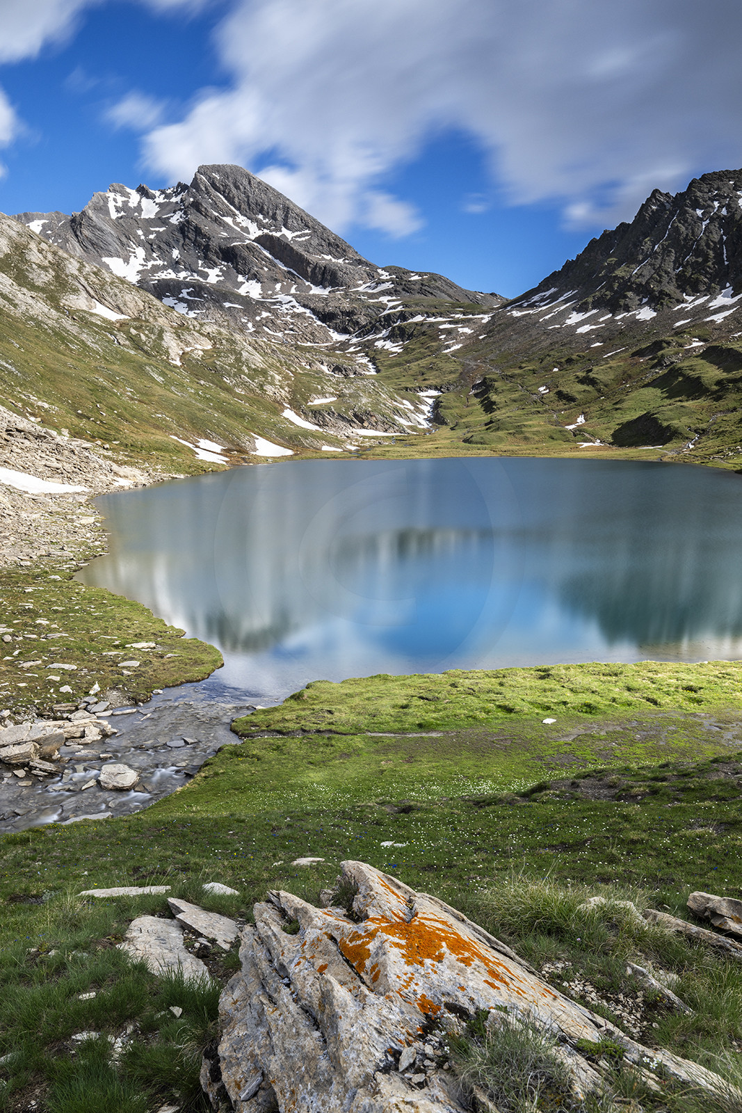 Le lac Foréant, sous le Pain de Sucre et le col Vieux.