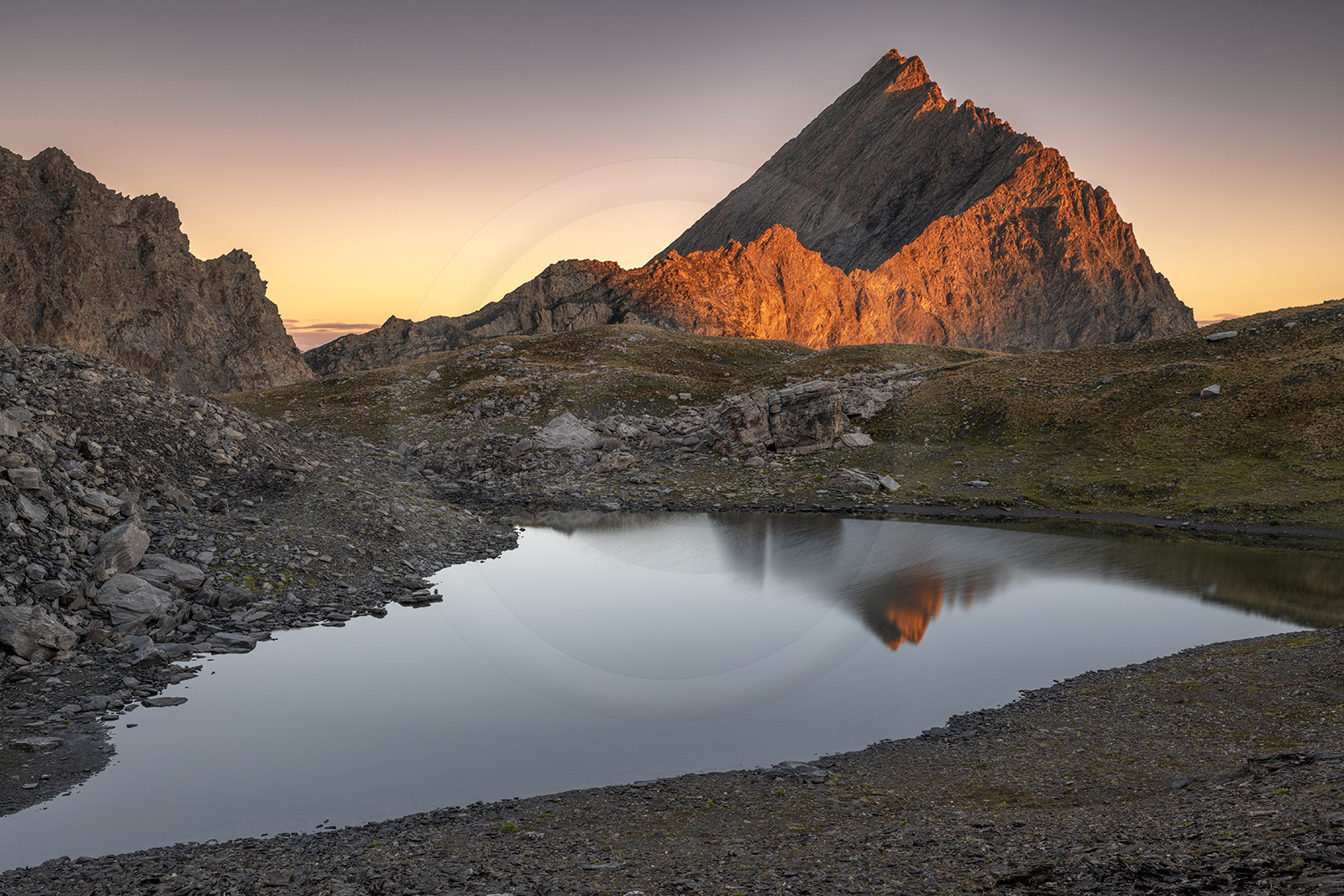 La Taillante et le lac d'Asti au lever du soleil