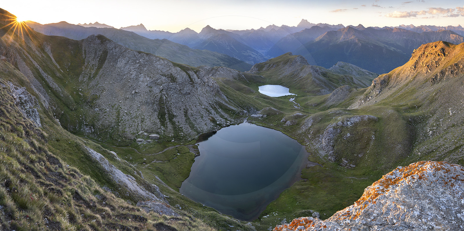 Le soleil se lève au dessus des lacs de Malrif, le petit Laus et le Mézan