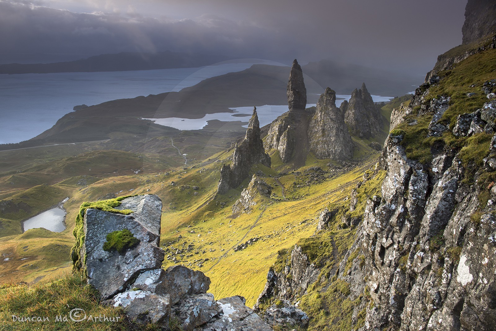 Le Vieillard de Storr, sort du brouillard, île de Skye