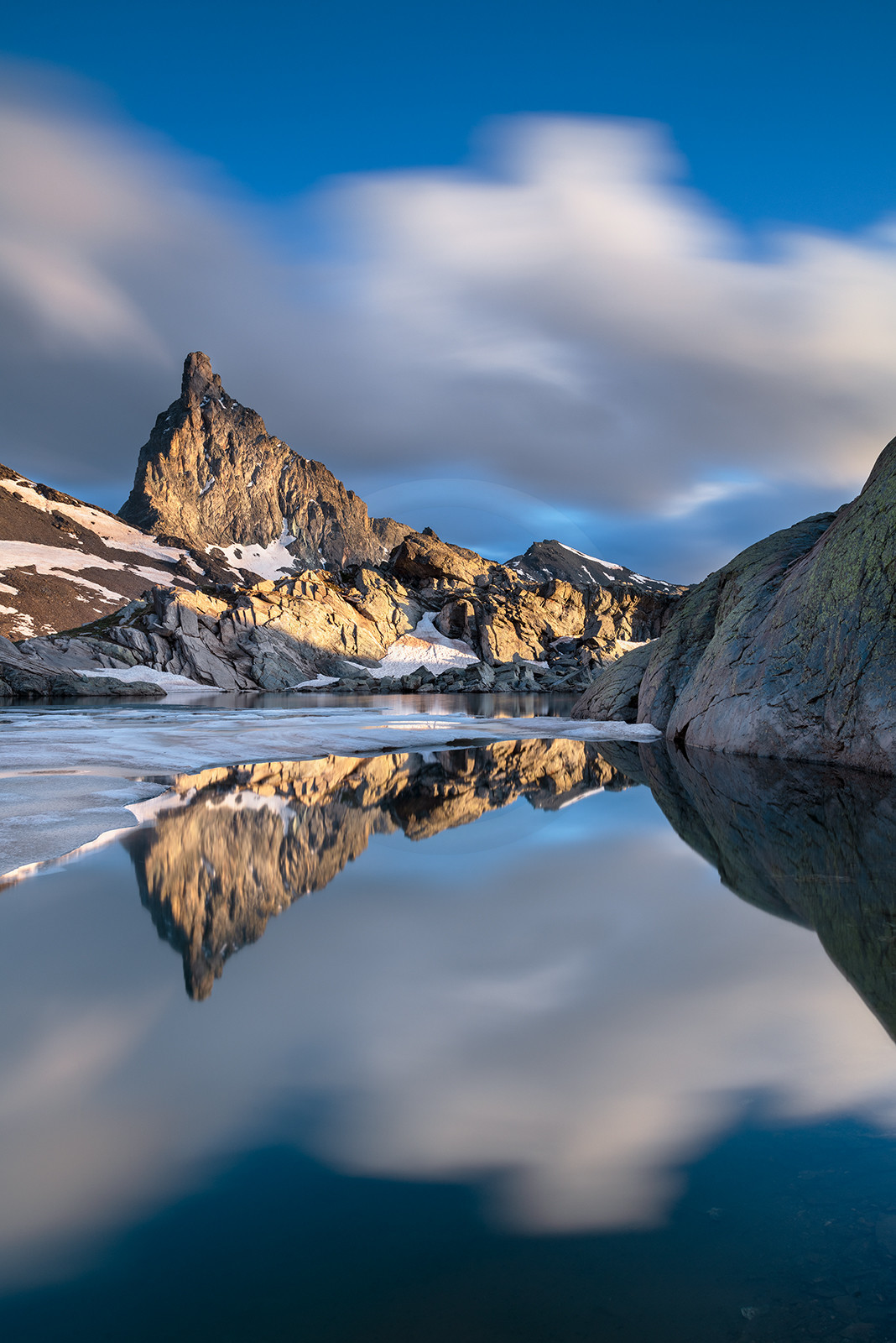 La tête des Toiles et son reflet dans le lac Blanchet Supérieur encore à moitié gelé