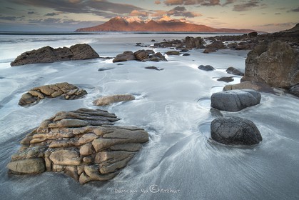 Vue sur l'île de Rum depuis l'île d'Eigg